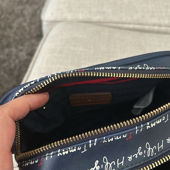 Tommy Hilfiger crossbody purse - Picture 5 of 12
